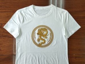 अच्छी कीमत वस्त्र में सटीक कस्टम एम्बोसिंग इंक स्टैम्प लेबल निर्माण ऑनलाइन